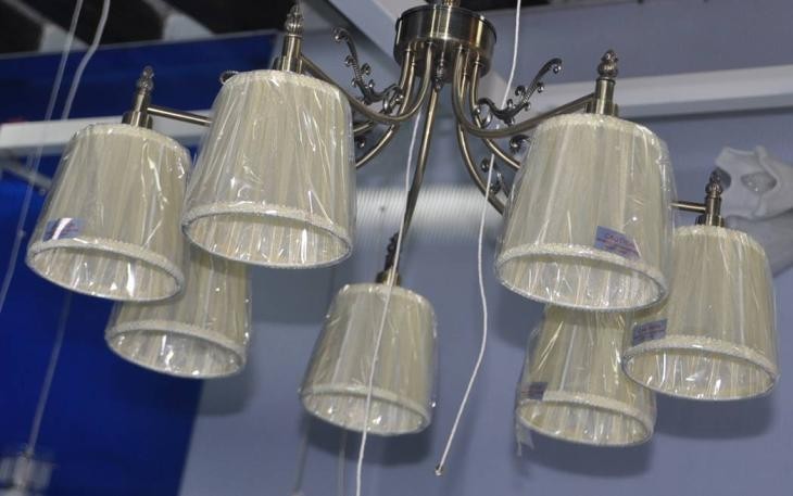 Lámpara Colgante con Pantallas de Tela – 7 Luces